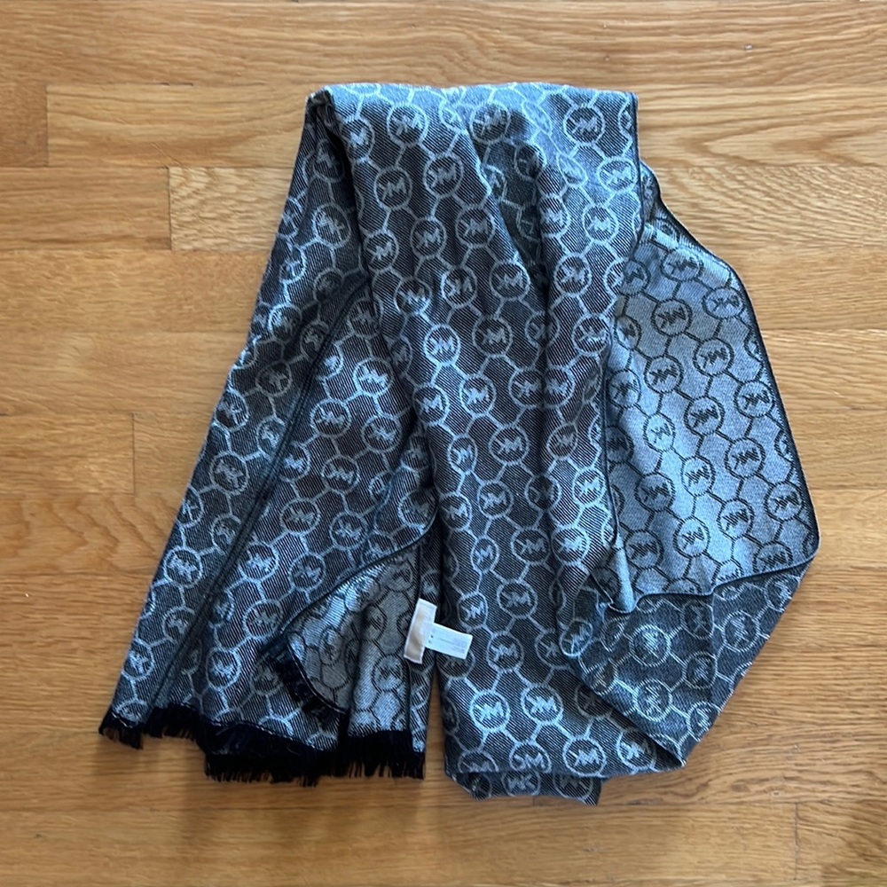 Michael KORS knit scarf in black and white - 80” long x 24” wide